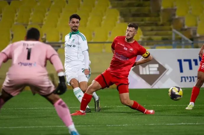 ילה בטאי שחקן מכבי חיפה מול פז בלאנדר שחקן הפועל רעננה
