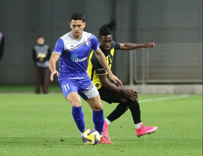 מור סימן טוב שחקן עירוני קרית שמונה לפני אריאל מנדי שחקן בית"ר ירושלים