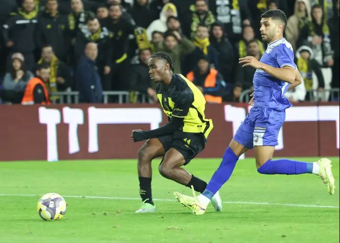 טימו מוזי שחקן בית"ר ירושלים כובש לרשת עירוני קרית שמונה