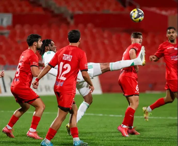 טריבנטה סטיוארט שחקן מכבי חיפה בין שחקני הפועל רעננה