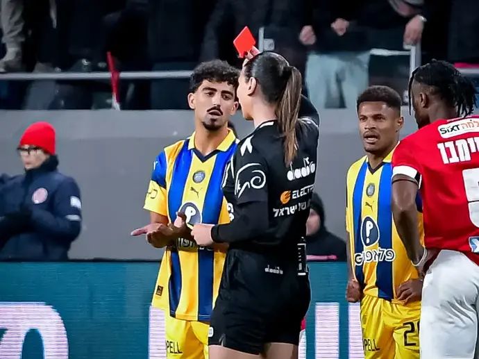 שחקן מכבי תל אביב רוי רביבו לצד השופטת ספיר ברמן