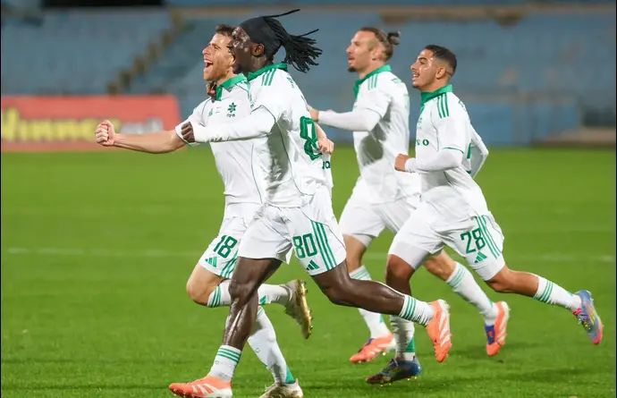 גיא מלמד שחקן מכבי חיפה חוגג שער עם פיטר אגבה