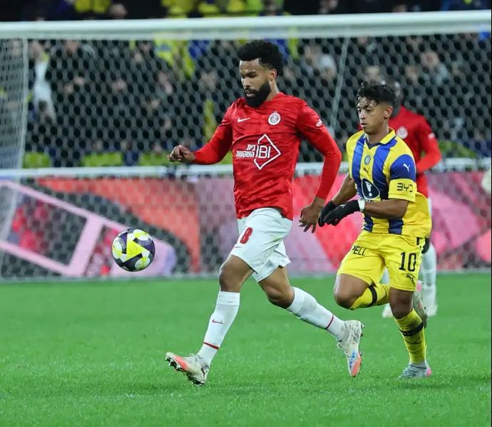 שחקן הפועל תל אביב לוקאס פלקאו מול שחקן מכבי תל אביב קרווין אנדרדה