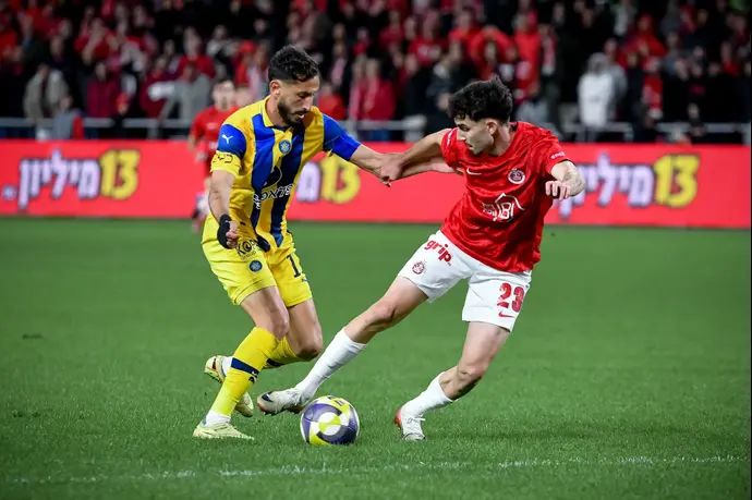 שחקן מכבי תל אביב שגיב יחזקאל מול שחקן הפועל תל אביב עמית למקין