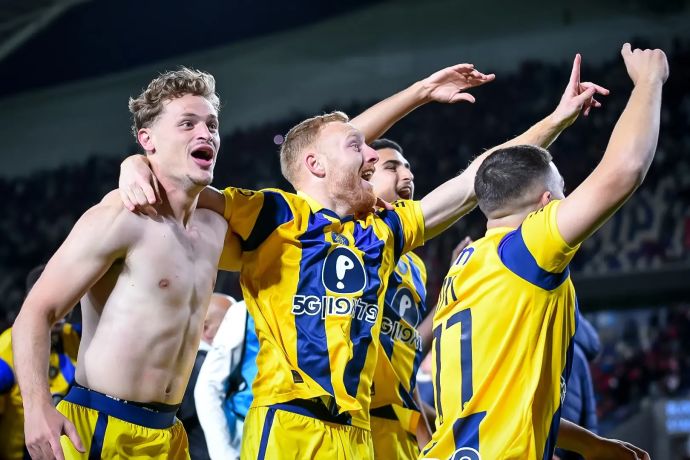 שחקני מכבי תל אביב חוגגים