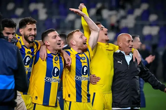 שחקני מכבי תל אביב חוגגים