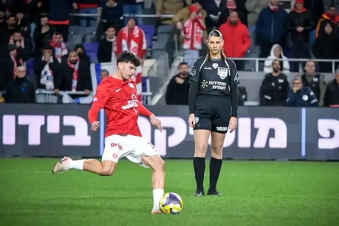 רועי אלקוקין שחקן הפועל תל אביב מחמיץ פנדל, השופטת ספיר ברמן לצדו