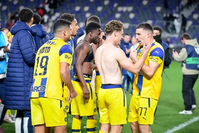 שחקני מכבי תל אביב חוגגים