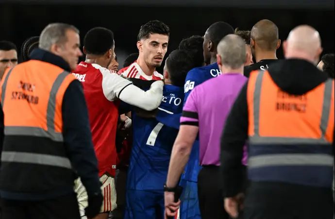 קאי האברץ שחקן ארסנל בעימות עם שחקני צ'לסי