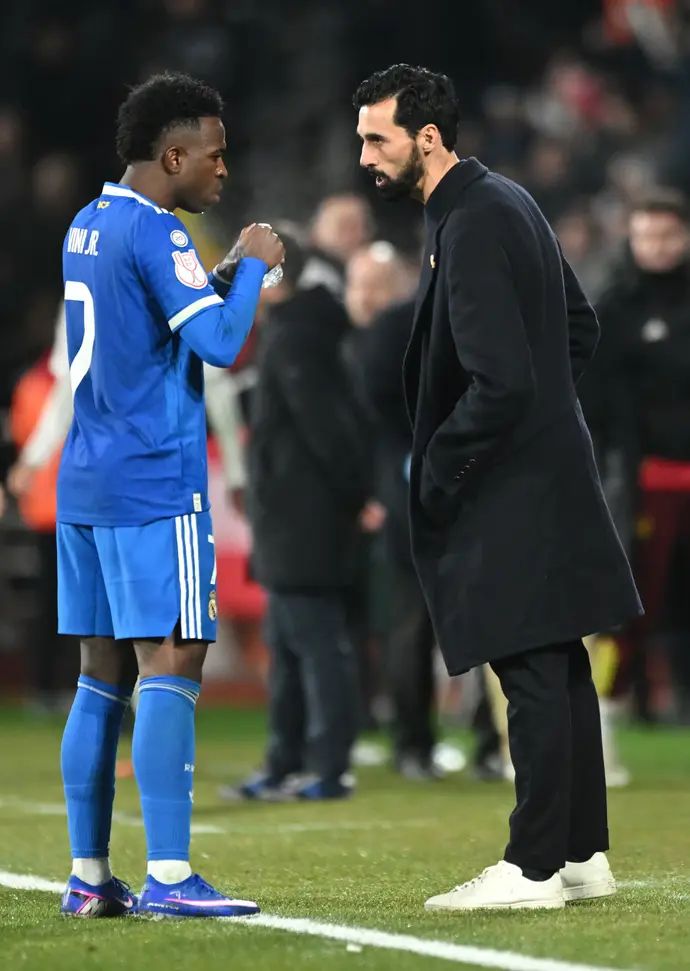 מאמן ריאל מדריד אלברו ארבלואה לצד ויניסיוס