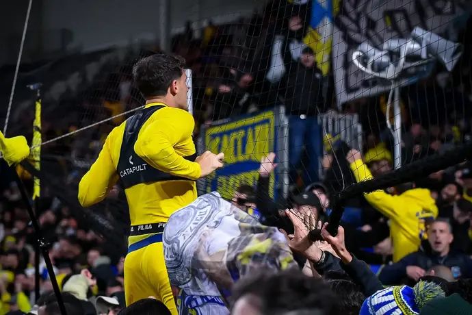 איתי בן חמו חוגג אחרי הפנדל המכריע בדרבי בגביע