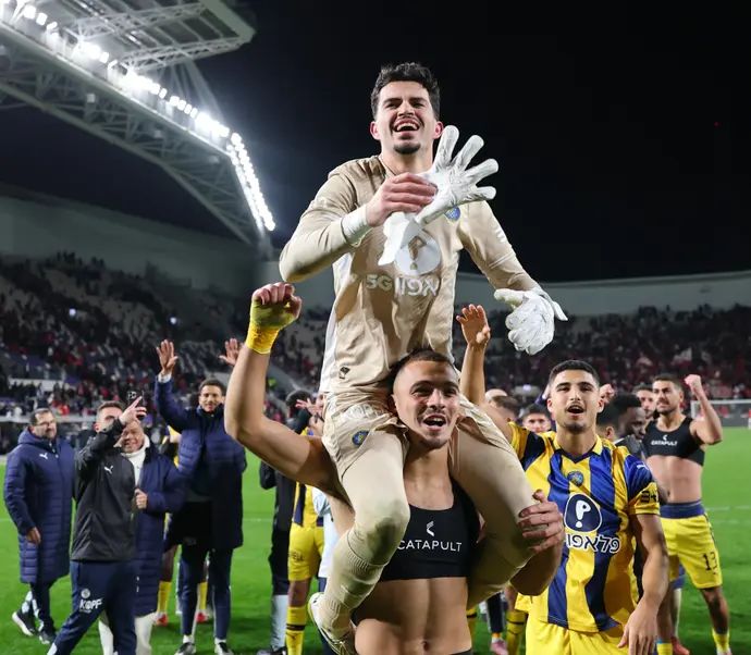 שוער מכבי תל אביב אופק מליקה על כתפי סייד אבו פרחי