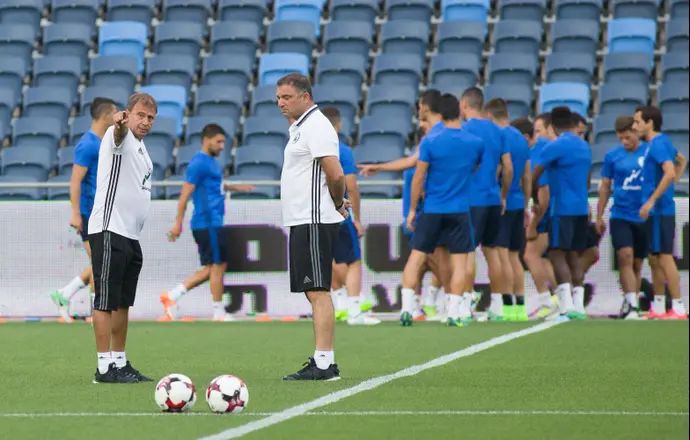 אלישע לוי מאמן נבחרת ישראל (משמאל) עם עוזרו רפי כהן