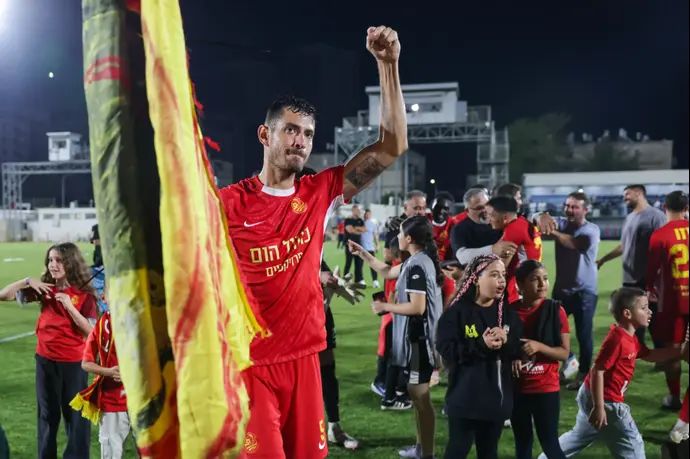 ניר ביטון שחקן מ.ס. אשדוד חוגג הישארות