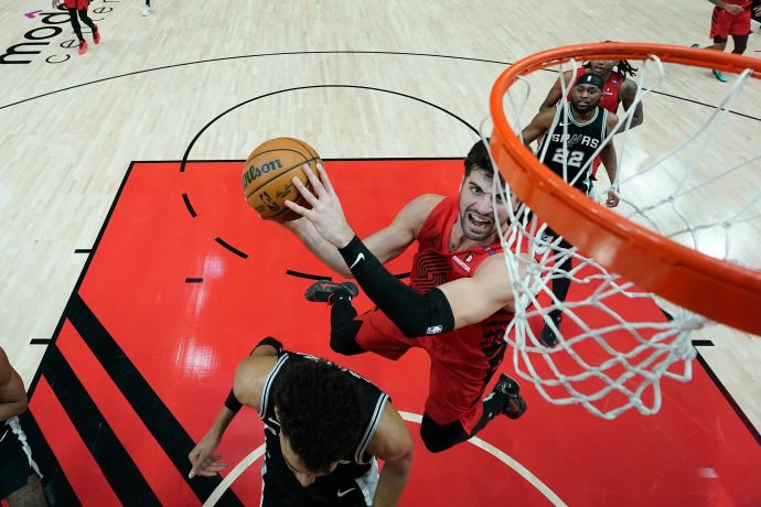 דני אבדיה מרחף מעל ויקטור וומבניאמה