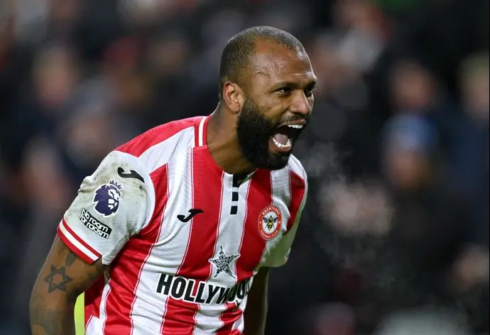 איגור טיאגו שחקן ברנטפורד חוגג שער