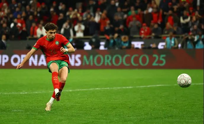 ניל אל עינאווי שחקן נבחרת מרוקו בועט פנדל