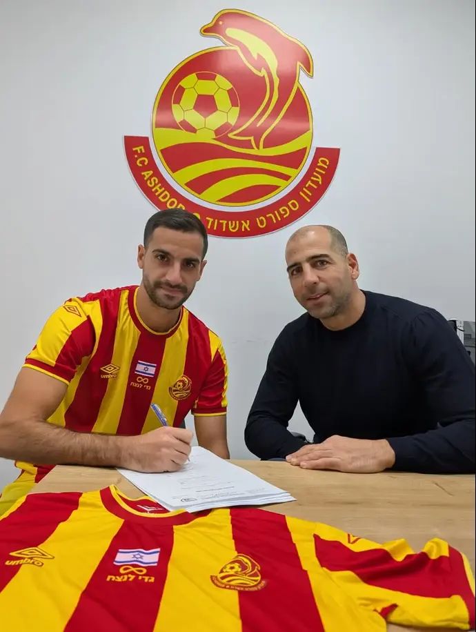 שחקן מ.ס. אשדוד אבישי כהן לצד טל בן חיים