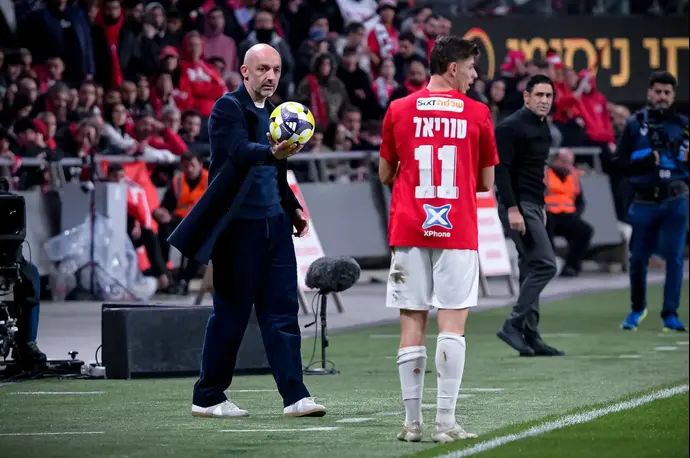 מאמן מכבי תל אביב ז'ארקו לאזטיץ' לצד סתיו טוריאל