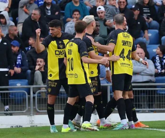 שחקני בית"ר ירושלים חוגגים