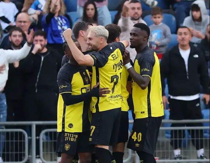 עומר אצילי ושחקני בית"ר ירושלים חוגגים