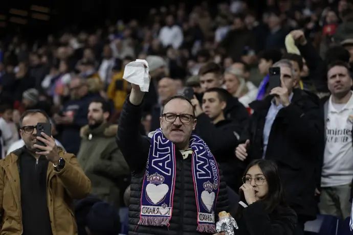 אוהדים של ריאל מדריד מניפים מטפחות לבנות בברנבאו