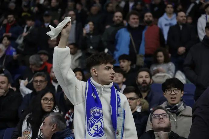 אוהדים של ריאל מדריד מניפים מטפחות לבנות בברנבאו