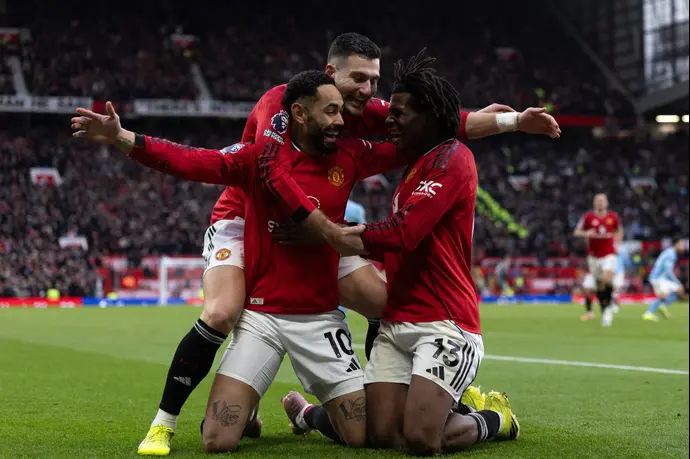 שחקני מנצ'סטר יונייטד חוגגים את הניצחון בדרבי