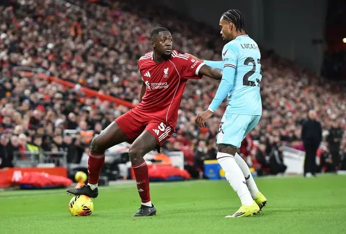 שחקן ליברפול, איברהימה קונאטה, מול שחקן ברנלי, לוקאס פירס