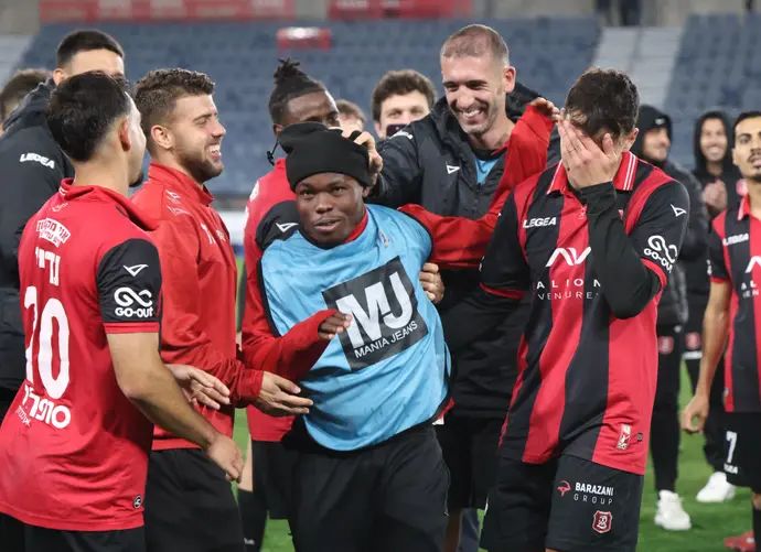 שחקני הפועל ירושלים עם סדריק דון