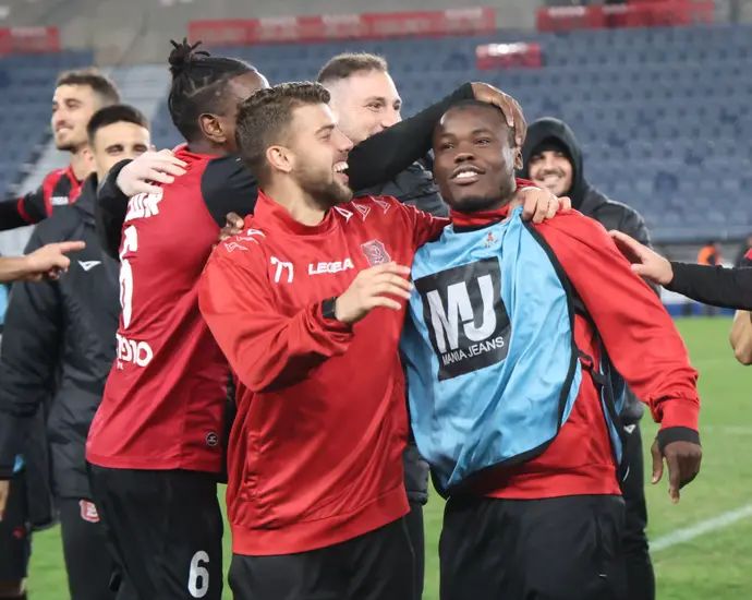 שחקני הפועל ירושלים עם סדריק דון