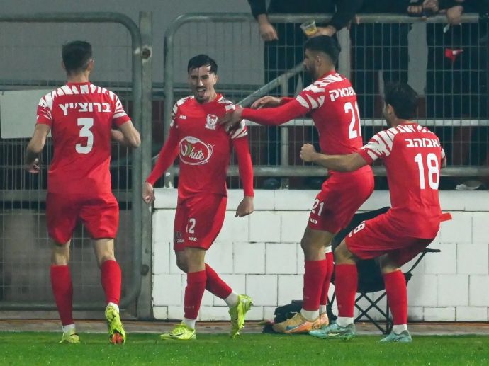 שחקני בני סכנין חוגגים עם אלון אזוגי