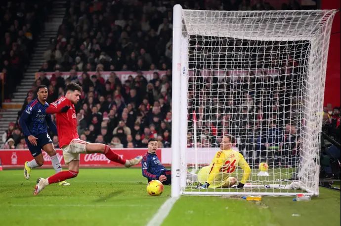 שחקן ארסנל גבריאל מרטינלי מחמיץ מול נוטינגהאם