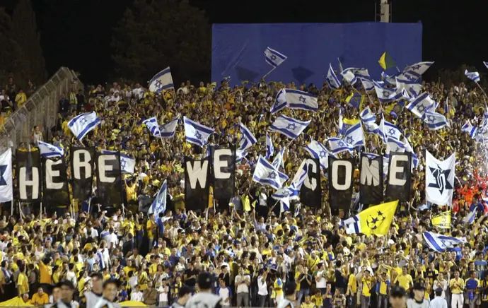 הקהל של מכבי ת"א אצטדיון רמת גן ב-2004