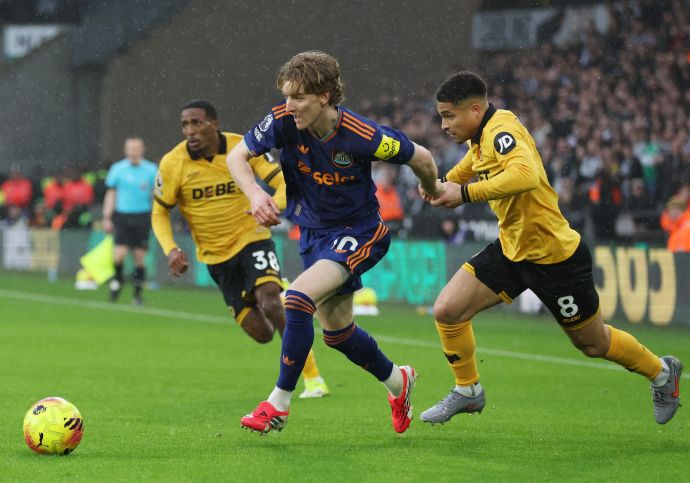 אנתוני גורדון שחקן ניוקאסל לפני ז'ואאו גומס שחקן וולבס