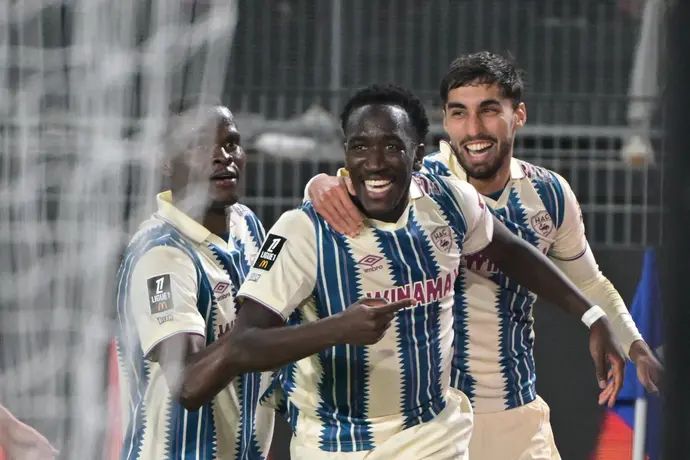 שחקני לה האבר חוגגים עם ראסול אנדיאיי (במרכז)