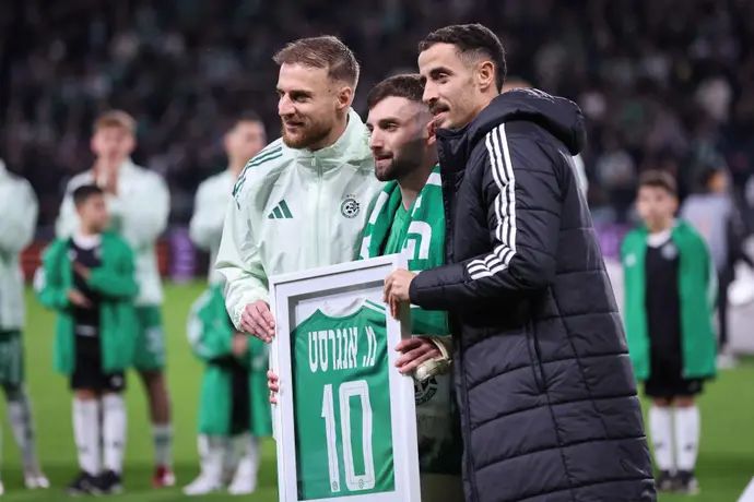 מתן אנגרסט עם דולב חזיזה, פייר קורנו שחקני מכבי חיפה