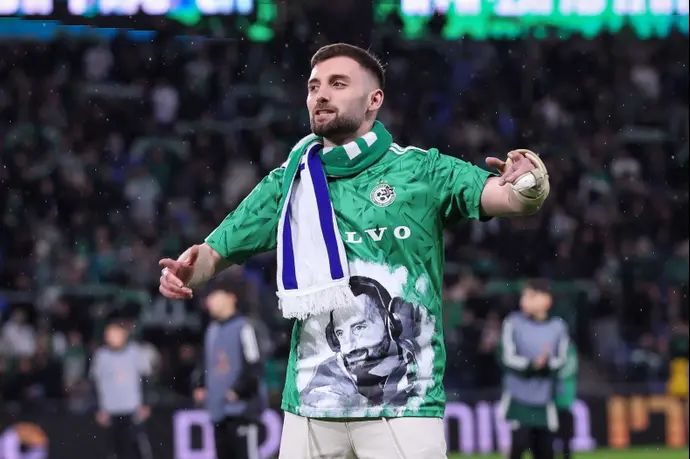 מתן אנגרסט במשחק של מכבי חיפה