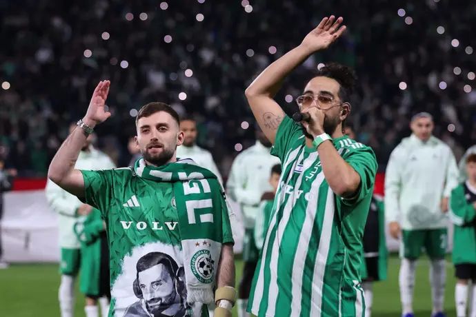 מתן אנגרסט במשחק של מכבי חיפה עם הזמר בניה ברבי