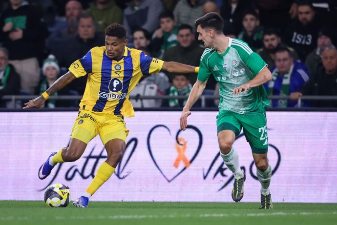 ילה בטאי שחקן מכבי חיפה מול הליו וארלה שחקן מכבי תל אביב