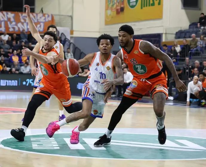 שחקן מכבי רמת גן ז'ורדאן ניקוליס מול שחקן מכבי ראשון לציון די ג'יי ברנס