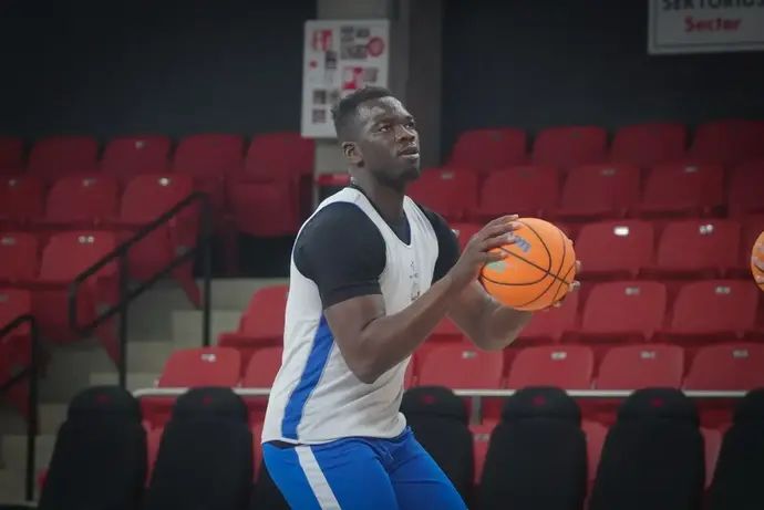 שחקן הפועל חולון אדאמה סאנוגו