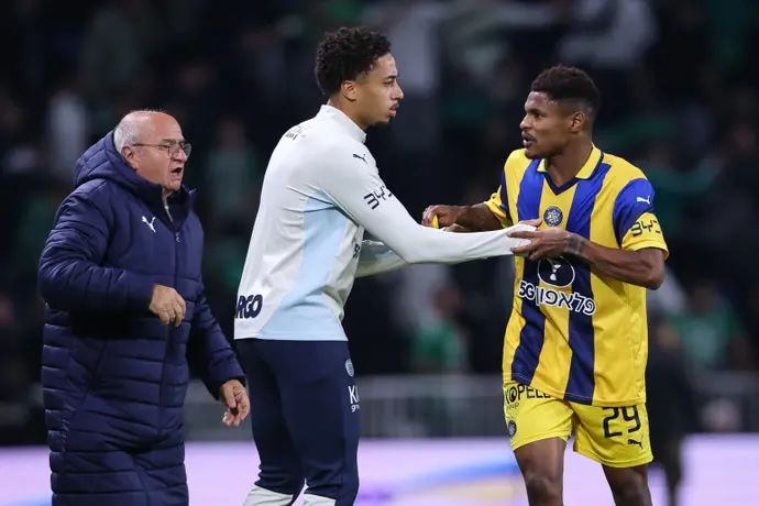 הליו וארלה שחקן מכבי תל אביב מנסה להגיע לאוהדי מכבי חיפה, טייריס אסנטה עומד בדרכו