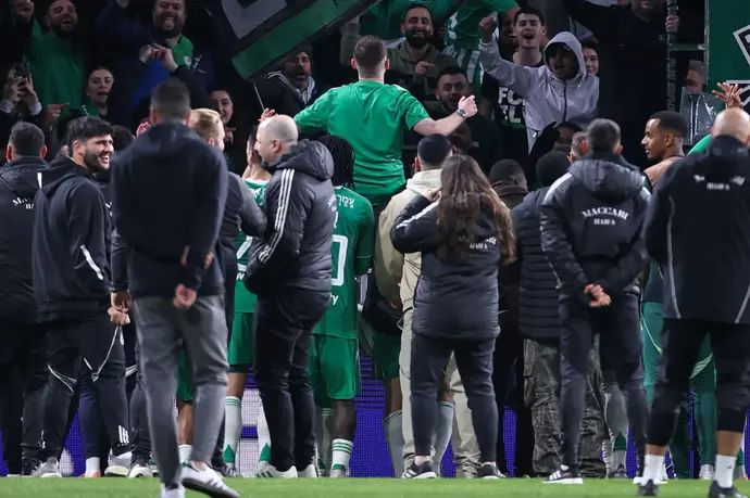 מתן אנגרסט חוגג עם שחקני מכבי חיפה מול האוהדים