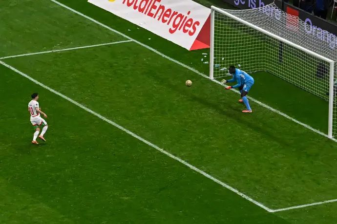 שחקן נבחרת מרוקו ברהים דיאס בועט פנדל מול שוער נבחרת סנגל אדואר מנדי בגמר אליפות אפריקה