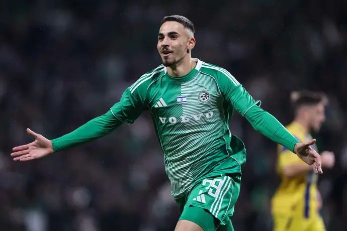 ניב גבאי שחקן מכבי חיפה חוגג שער