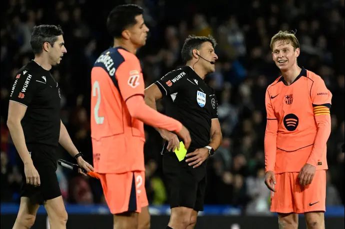 פרנקי דה יונג ושחקני ברצלונה עם השופט חסוס חיל מנסאנו