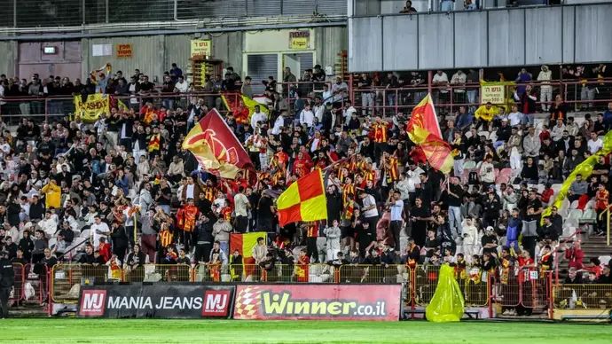 אוהדי מ.ס. אשדוד, אצטדיון הי"א