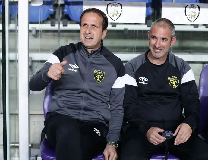 רוני לוי מאמן בית"ר ירושלים עם חיים שאבו