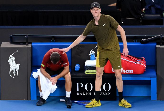 יאניק סינר מנחם את הוגו גסטון